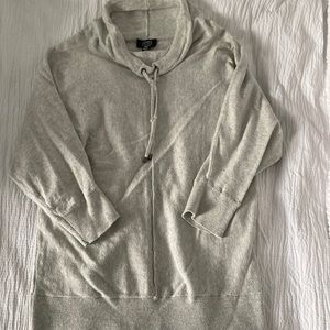 Small, half length sleeve sweatshirt